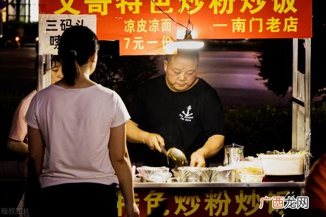 摆地摊一个月真实 摆摊卖小吃挣钱吗