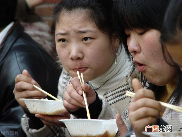 摆地摊一个月真实 摆摊卖小吃挣钱吗