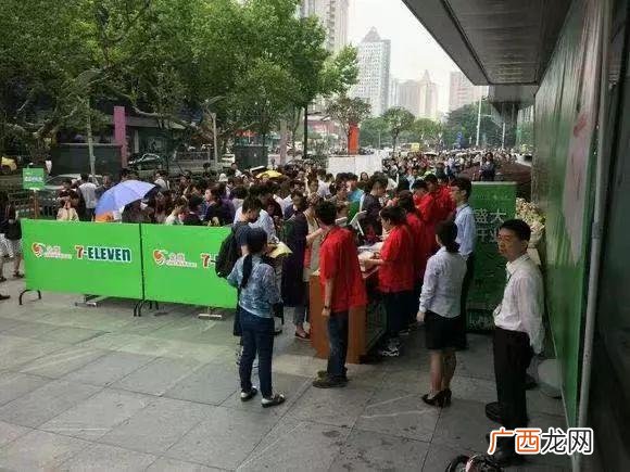 便利蜂夜班能睡觉吗 便利蜂营业员工资待遇