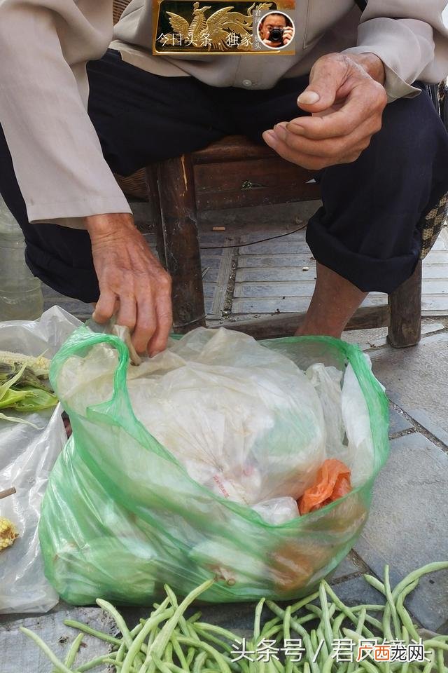 摆地摊卖蔬菜图片 地摊创业图片