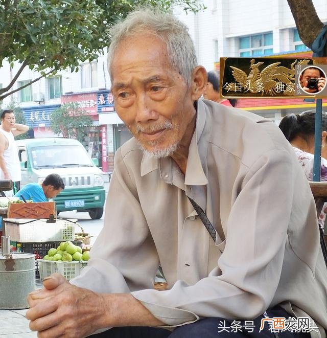 摆地摊卖蔬菜图片 地摊创业图片