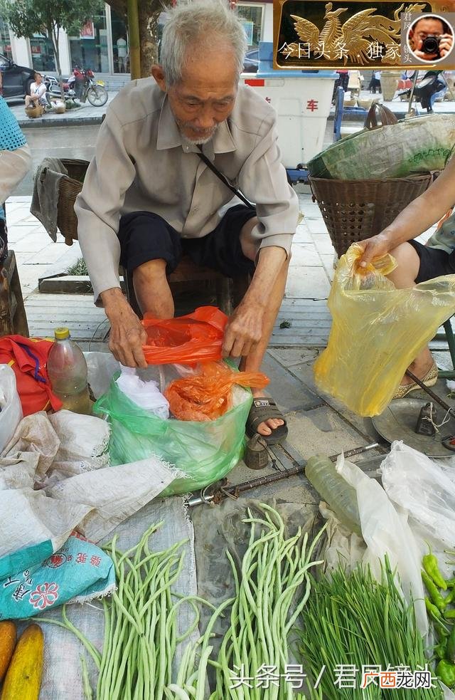 摆地摊卖蔬菜图片 地摊创业图片