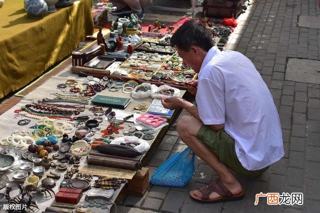 年底摆摊卖什么赚钱,摆摊算命能赚到钱吗