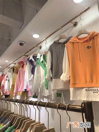 小张自主创业开了一家服装店,小张的创业