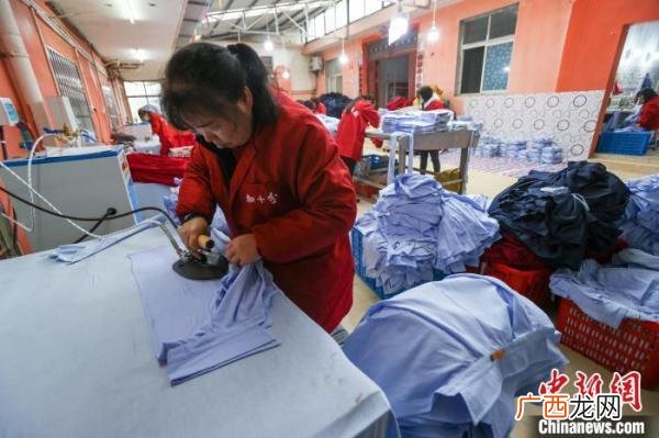 有没有服装代加工合作的,如何找代工厂做衣服