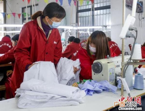 有没有服装代加工合作的,如何找代工厂做衣服
