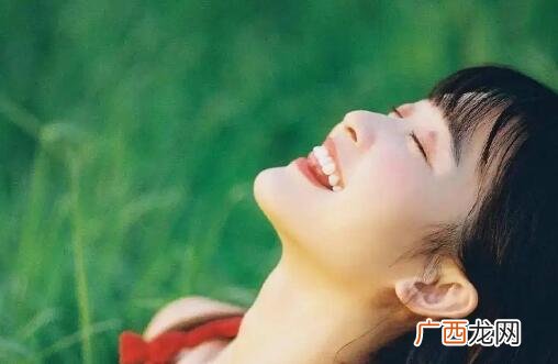 女生缺爱的表现有哪些？缺爱的女生怎么追