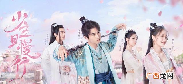 创业 黄轩 创业时代用的竖屏电脑