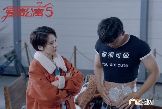 创业 黄轩 创业时代用的竖屏电脑