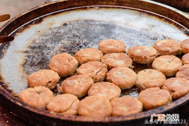三轮车摆摊卖熟食图 开一个熟食店利润多大