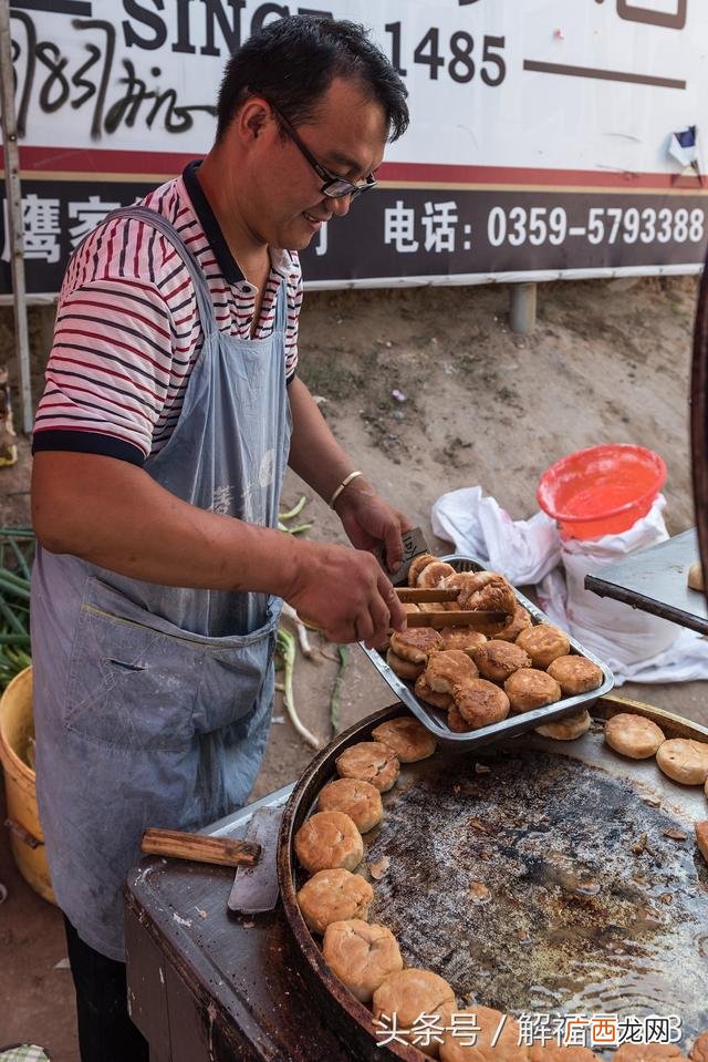 三轮车摆摊卖熟食图 开一个熟食店利润多大
