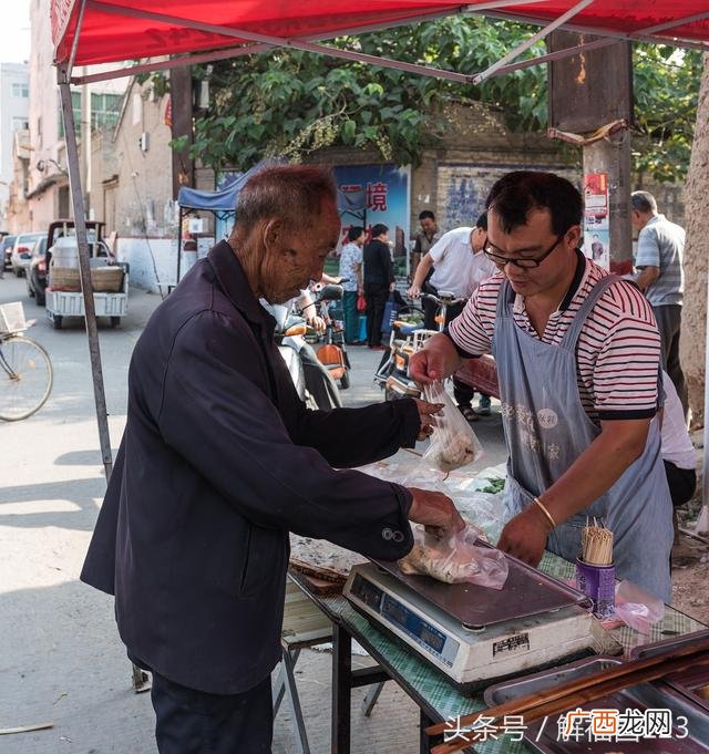 三轮车摆摊卖熟食图 开一个熟食店利润多大