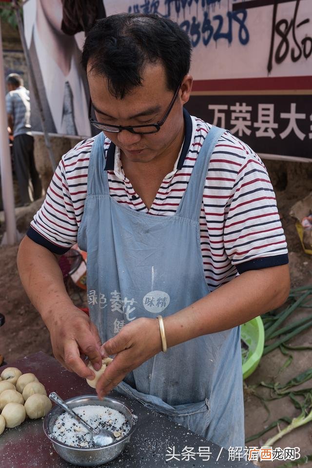 三轮车摆摊卖熟食图 开一个熟食店利润多大