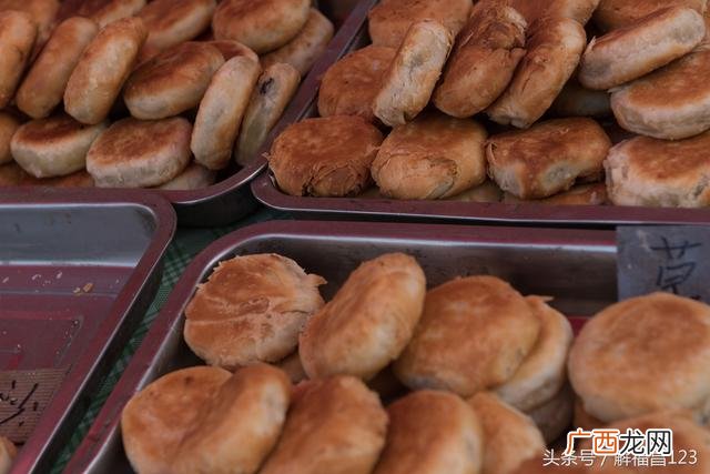 三轮车摆摊卖熟食图 开一个熟食店利润多大
