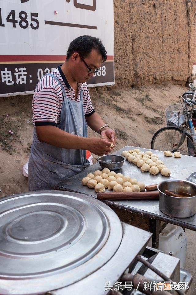 三轮车摆摊卖熟食图 开一个熟食店利润多大