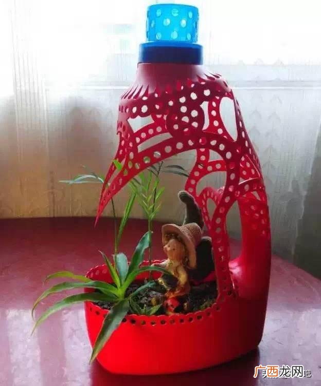 洗衣液桶改造花盆简单教程,洗衣液瓶改花盆的制作过程