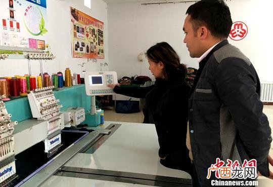 夫妻俩在家生产的机器 一台机器就能在家创业