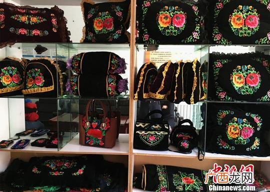 夫妻俩在家生产的机器 一台机器就能在家创业