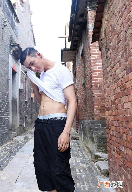 杨洋腹肌只剩短裤 创业时代演员杨洋