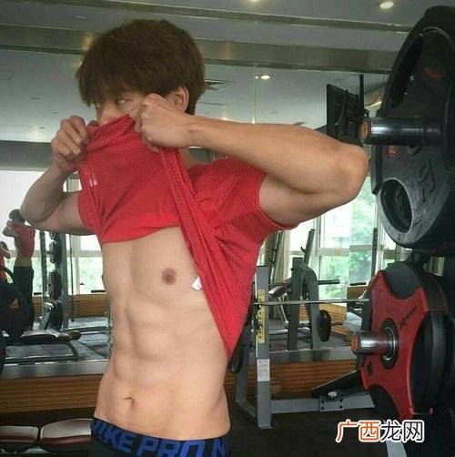 杨洋腹肌只剩短裤 创业时代演员杨洋