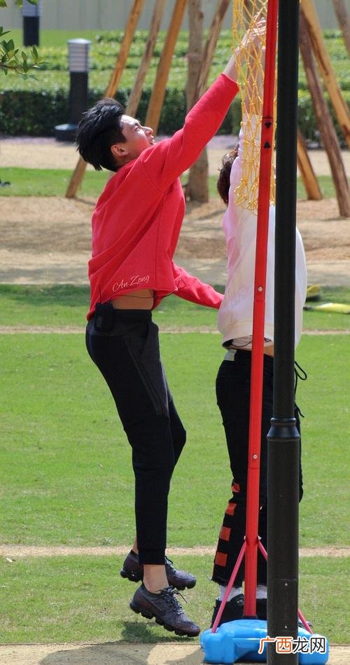 杨洋腹肌只剩短裤 创业时代演员杨洋