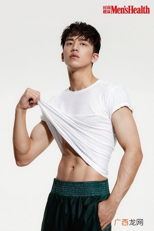 杨洋腹肌只剩短裤 创业时代演员杨洋