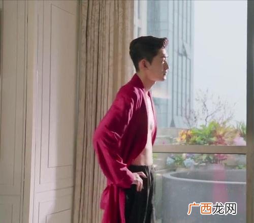 杨洋腹肌只剩短裤 创业时代演员杨洋