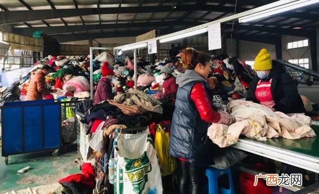 旧衣服粉碎多少钱一吨 回收旧衣服一年赚200万