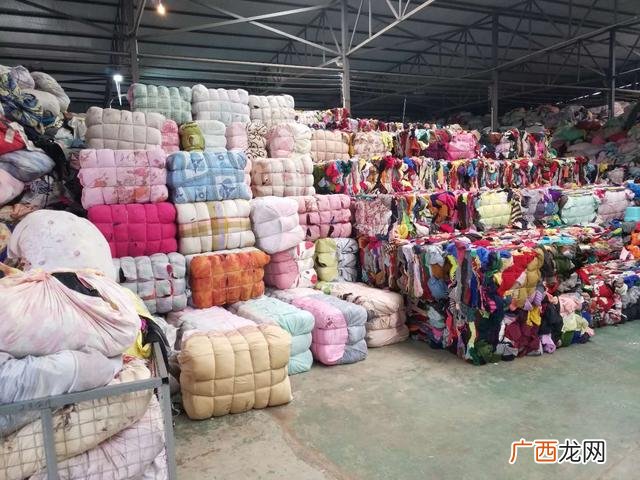 旧衣服粉碎多少钱一吨 回收旧衣服一年赚200万