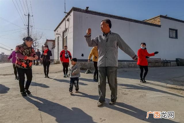 旧衣服粉碎多少钱一吨 回收旧衣服一年赚200万