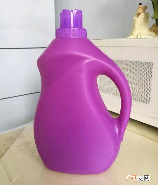 洗衣液瓶子怎么做喷壶,用洗衣液瓶做手工作品