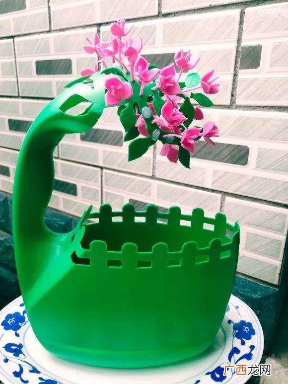洗衣液瓶子怎么做喷壶,用洗衣液瓶做手工作品