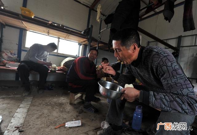 工地招小工260一天 工地做小工怎么样